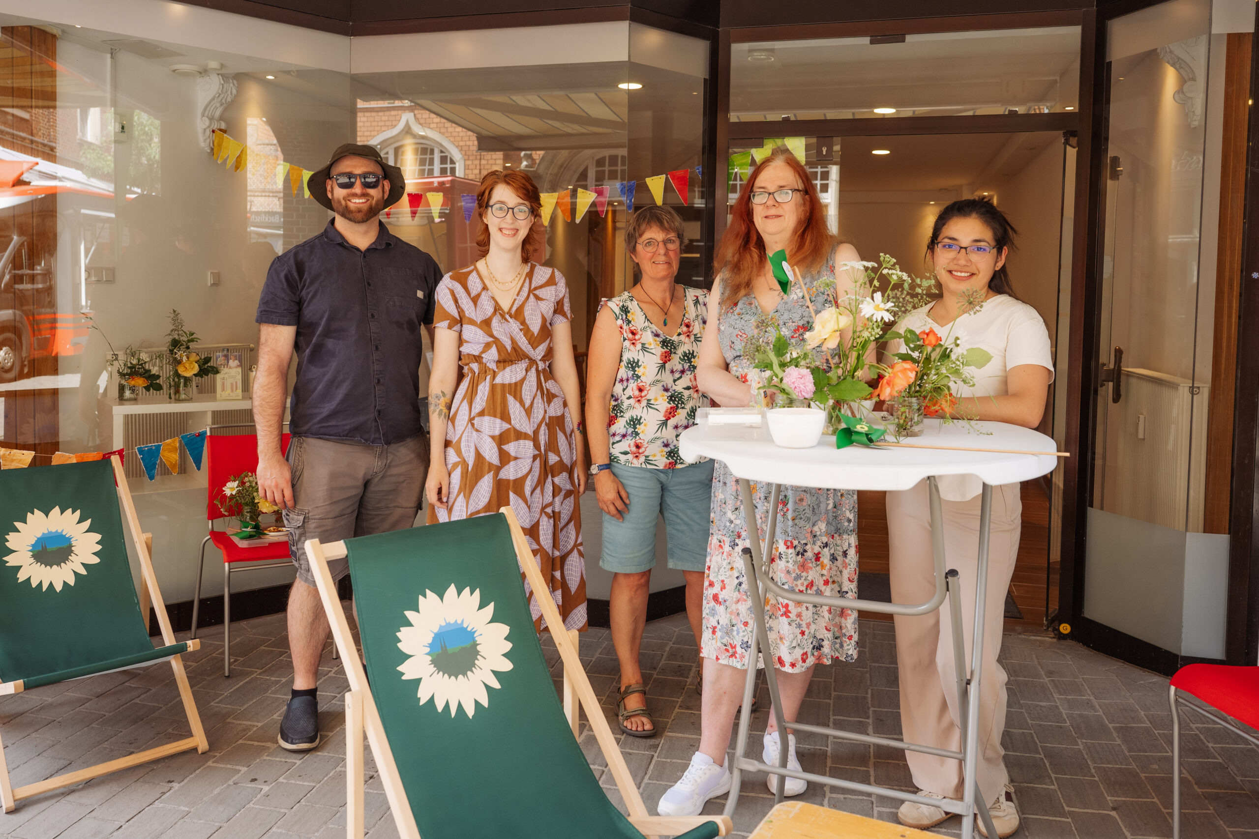 Es ist eine Gruppe Menschen der Partei der Grünen in Billerbeck zu sehen. Im Hintergrund ist das neue Büro.